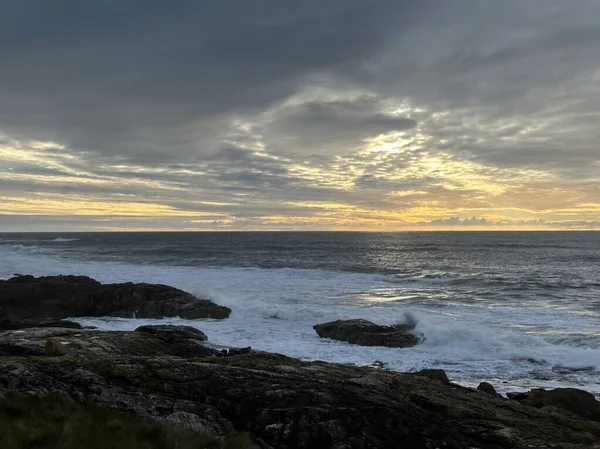 Deniz kıyısında gün batımının güzel bir görüntüsü.