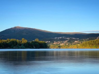 Dağlardaki güzel göl