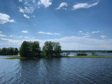Gölünde bir nehir olan güzel bir manzara.