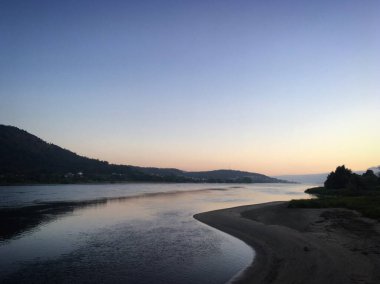 Gölün üzerinde güzel bir gün batımı