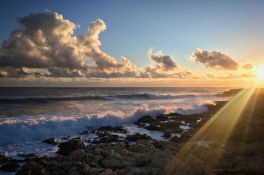Denizin üzerinde güzel bir gün batımı