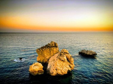 Denizin üzerinde güzel bir gün batımı. Doğa