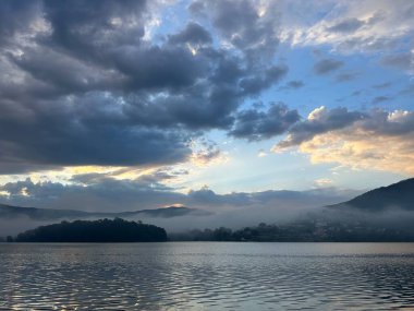 Dağlarda gölü olan güzel bir manzara.