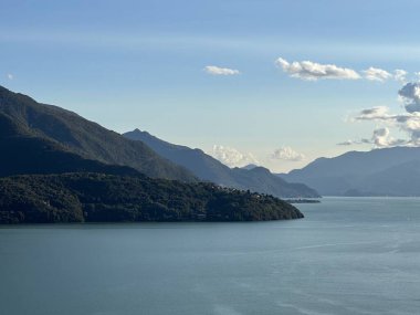 Dağlardaki göl manzarası