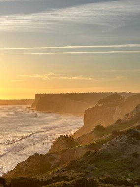 Güzel bir gün batımının dikey çekimi Güzel bir gökyüzü ve güzel bir deniz