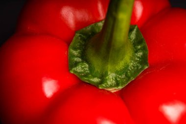Yeşil saplı kırmızı dolma biber.