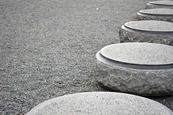 Каменный стул в парке — стоковое фото