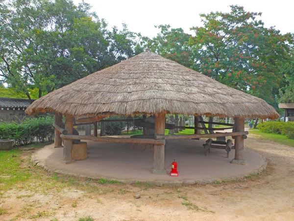 Casa velha no campo — Fotografia de Stock