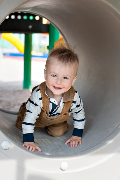 Küçük Çocuk Bahçesi tüpte sürünür