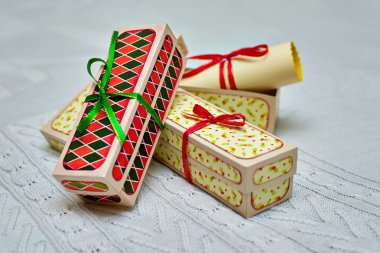 Üç el yapımı Noel hediye kutuları kaydırılan tebrik kartları, Santa Claus gelen mektuplar ile