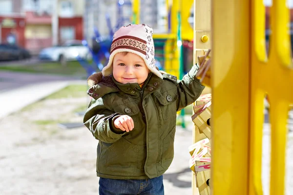 Küçük oğlan çocuklar evi pencereden görünüyor