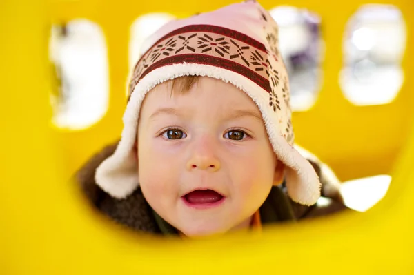 Küçük oğlan çocuklar evi pencereden görünüyor