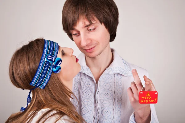 Genç Ukraynalı çift birbirlerine bakarak Ulusal kostümleri; 