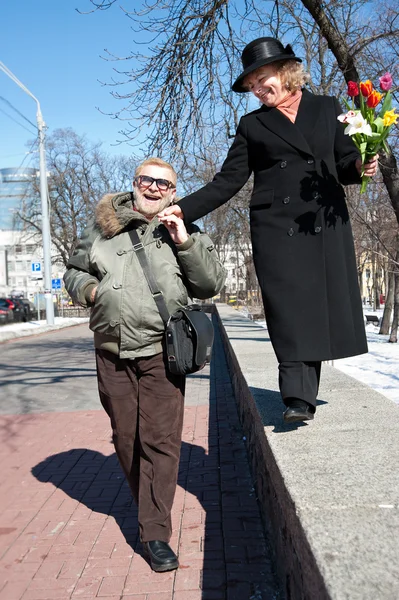 Un vieil homme souriant tient la main de sa femme — Photo