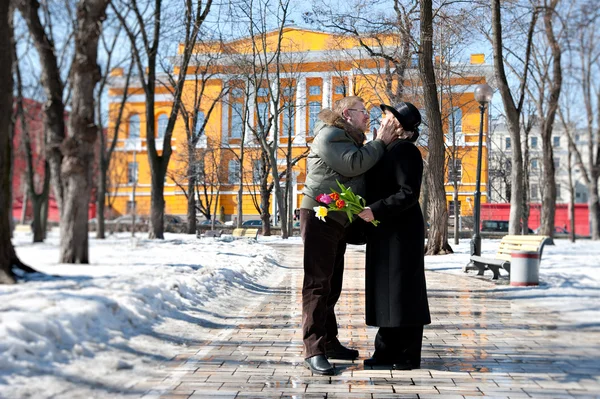 Parkta öpüşme yaşlı yaşlı çift