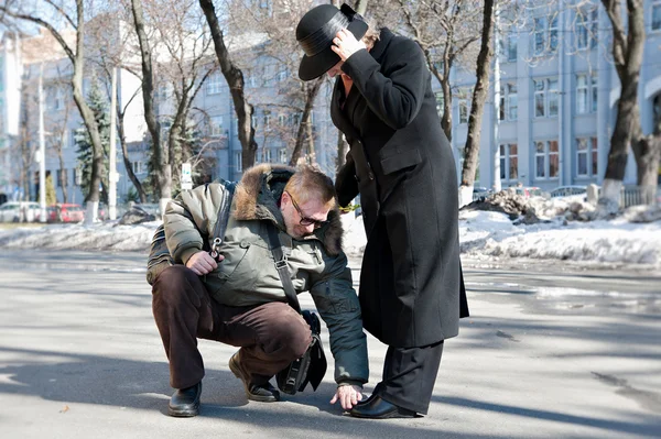 Casal envelhecido no namoro, o homem limpa cuidadosamente os sapatos da mulher — Fotografia de Stock