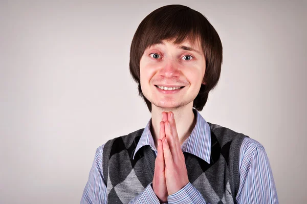 Genç adam bir şey için yalvarıyor