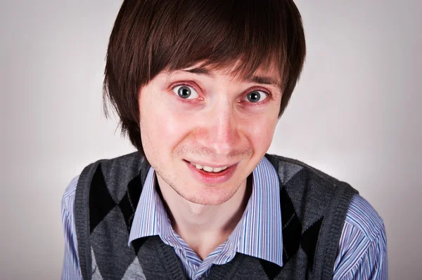 Genç adam mistrustfully arıyorsunuz