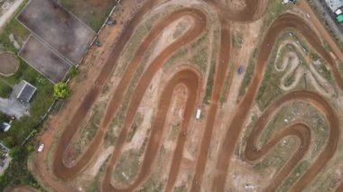 Dolambaçlı toprak yolun havadan görünüşü. 
