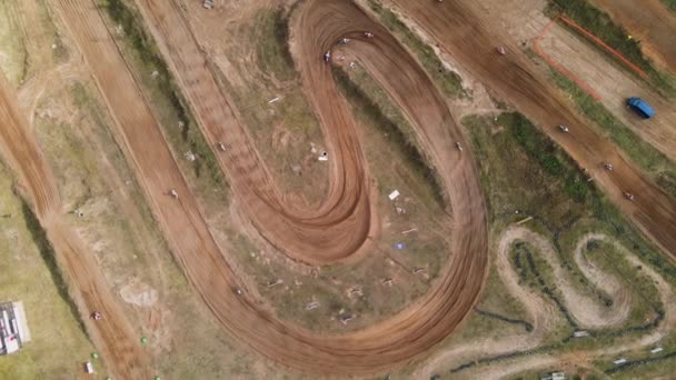 Vista aérea de un sinuoso camino de tierra con curvas bruscas. — Vídeos de Stock