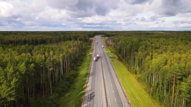 Veduta aerea di una strada di campagna con camion. — Video Stock