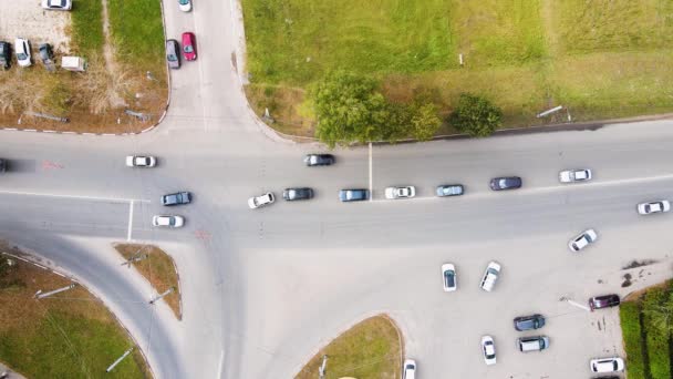 Vista aérea de una concurrida intersección en una ciudad con coches. — Vídeo de stock