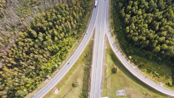 Vista superior de una bifurcación de carretera suburbana con coches. — Vídeos de Stock