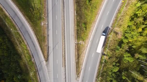 Vista superior de um garfo de estrada movimentado com carros. — Vídeo de Stock