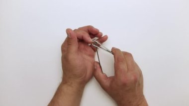 Erkek eli metal bir makas kullanıyor..