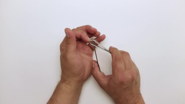 Мужская рука использует металлический клиппер. — стоковое видео