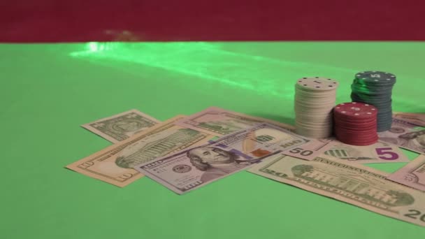 Dans un casino, dollars, jetons et un verre sont sur la table de jeu. — Video