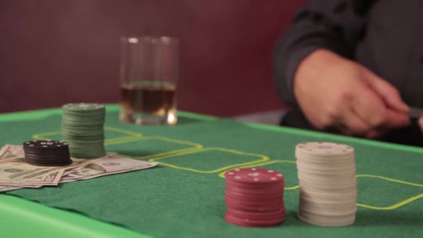 Руки раздают карты на игровом столе крупным планом — стоковое видео