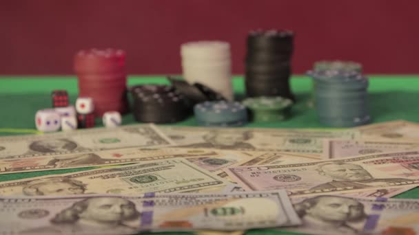 Di kasino, dadu dilemparkan di atas meja dalam close-up. — Stok Video