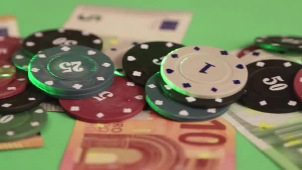 In het casino op de speeltafel, euro 's en chips. — Stockvideo