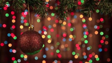 Yeni yıl için süsleme, üzerinde yeşil ışık olan kahverengi bir top..