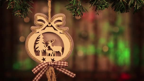 新年の装飾、背面に緑の線を持つ木製のおもちゃ. — ストック動画