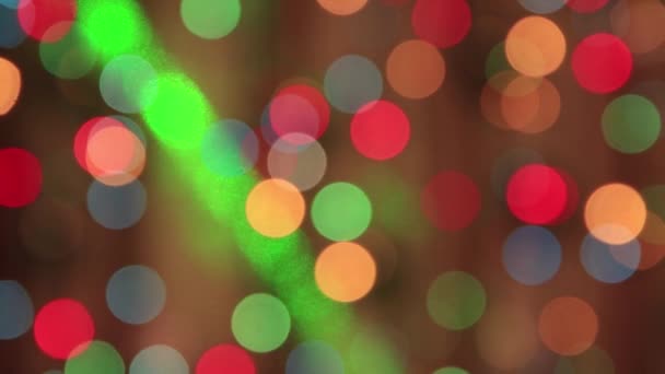 Dekoracja na nowy rok, okrągłe światła rozproszone z zieloną wiązką. — Wideo stockowe