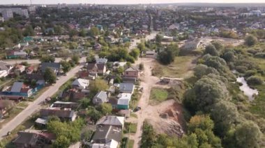 Şehrin kenar mahallelerinde küçük evler var.. 