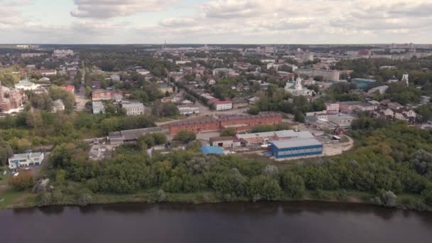 Flygfoto över floden och staden med tät grönska och gamla hus. — Stockvideo