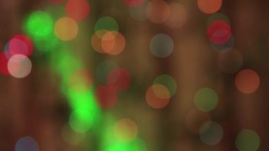 Karanlığın içindeki çok renkli ışıklar ve yavaş yeşil bir ışık.. 