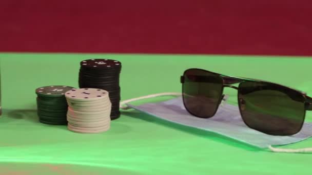 V kasinu na hracím stole, žetony, brýle, sklo, karty. — Stock video