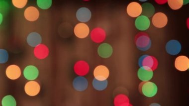 Karanlığın içinde az bulunan renkli ışıklar ve yavaş yeşil bir ışık.. 