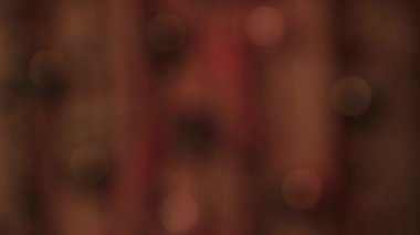 Neşeli narin beyaz ışıklar karanlıkta sallanıyor ve yavaş bir kırmızı ışık. 