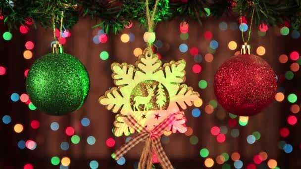 La decoración de Navidad - diferentes juguetes en el árbol. — Vídeo de stock