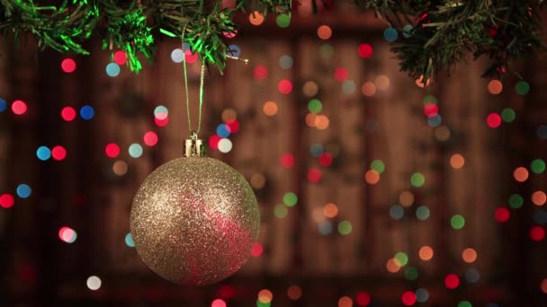 Weihnachtsschmuck am Baum mit einer silbernen Kugel mit Laserstrahlen. — Stockvideo