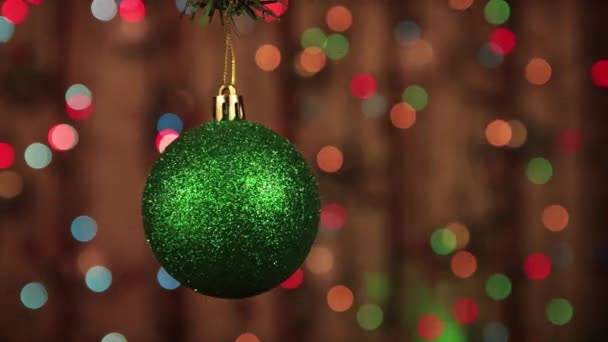 Weihnachtsdekoration grüne Kugel und schnell beweglicher Laserstrahl. — Stockvideo