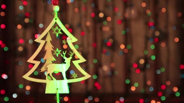 Decoración de Navidad - un árbol de madera con un ciervo y un rayo láser verde. — Vídeos de Stock