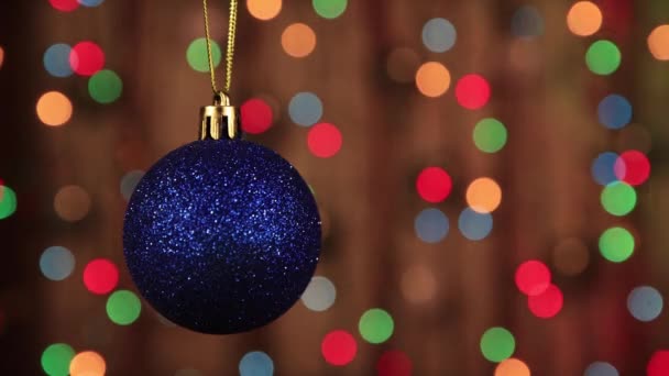 Weihnachtsdekoration hängt blaue Kugel und beweglicher Laserstrahl. — Stockvideo