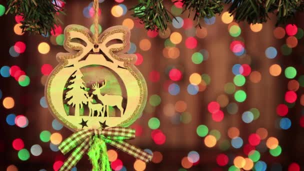 Vánoční ozdoba - dřevěná hračka s jelenem a zeleným laserovým paprskem. — Stock video