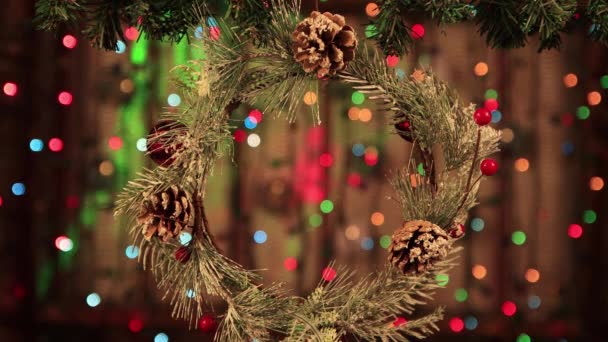 Juldekoration - en krans med koner och en grön laserstråle. — Stockvideo
